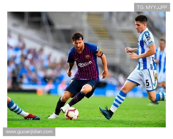 足球明星与路人亲密互动展现真实一面引发热议与感动 足球明星与路人亲密互动展现真实一面引发热议与感动