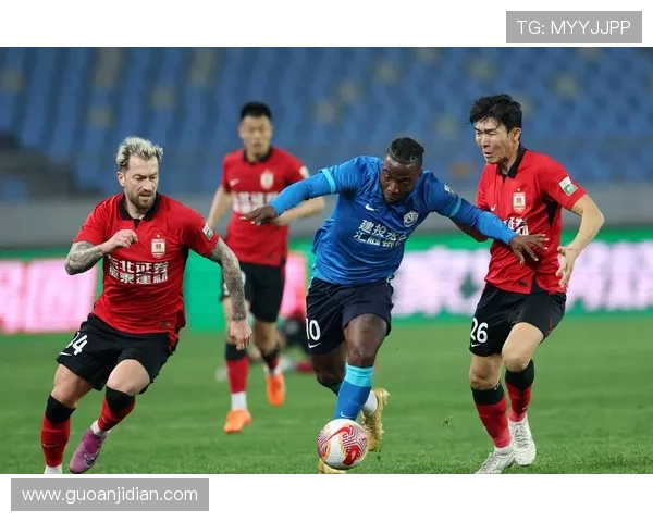 足球明星双手指天庆祝胜利展现激情与梦想的瞬间 足球明星双手指天庆祝胜利展现激情与梦想的瞬间